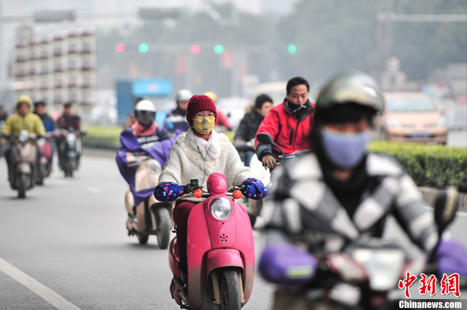 北京持續(xù)霧霾引發(fā)市民搶購口罩