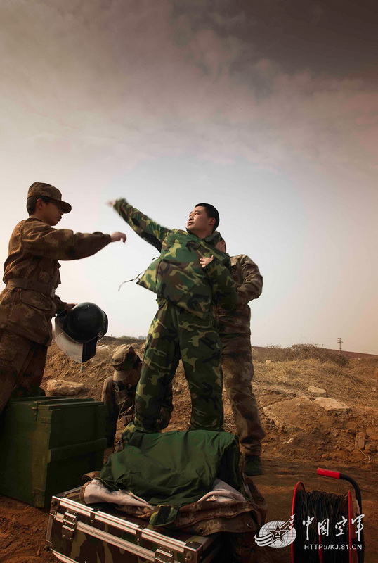 高清：我軍機(jī)場(chǎng)排彈兵曝光 各種排彈裝備悉數(shù)亮相