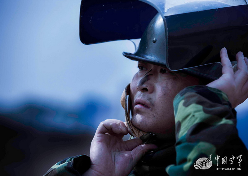 高清：我軍機場排彈兵曝光 各種排彈裝備悉數(shù)亮相