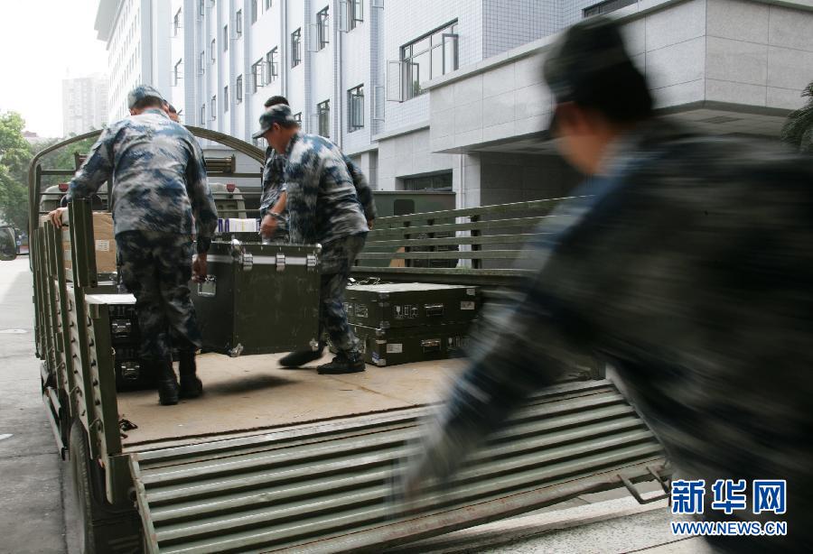 軍隊、消防、醫療等部門迅速馳援雅安受災區