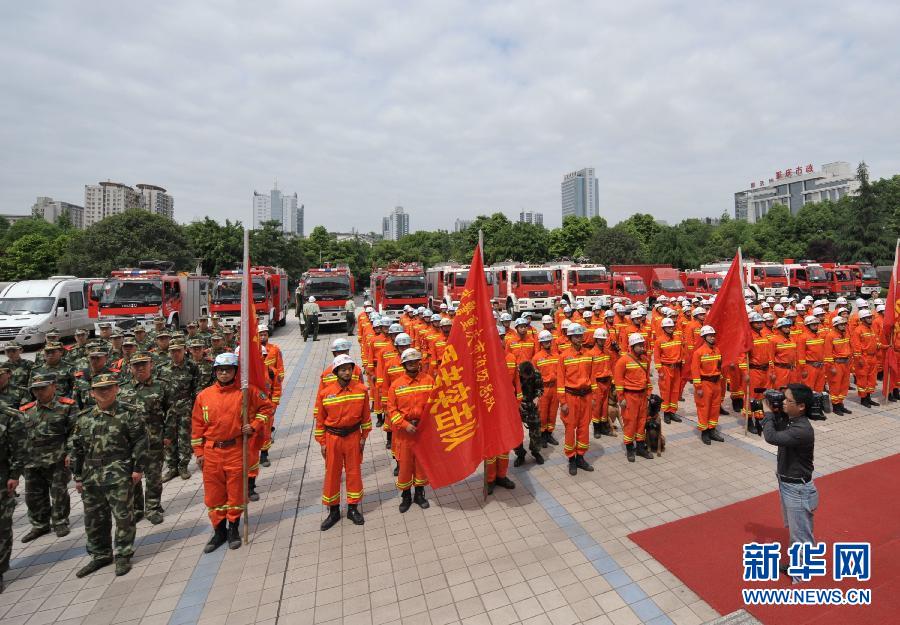 軍隊、消防、醫療等部門迅速馳援雅安受災區