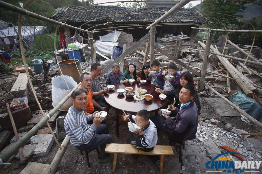 蘆山地震災后現(xiàn)場見聞：家宴
