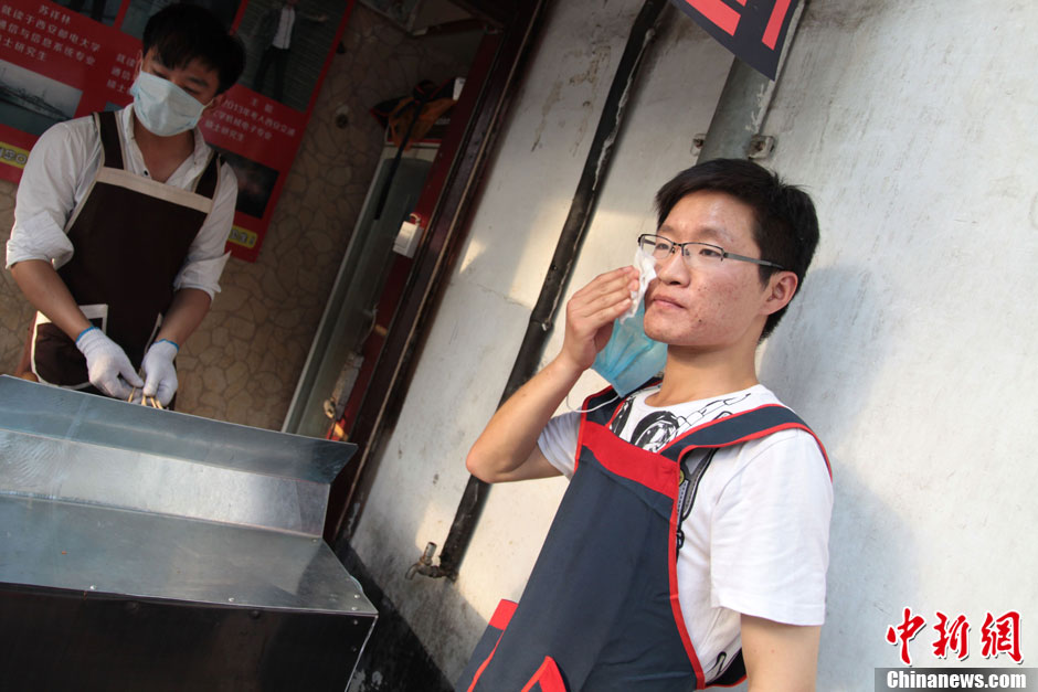 三名研究生西安高校外開(kāi)小店賣(mài)烤魷魚(yú)(高清組圖)