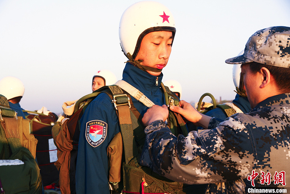中國空軍新一批殲擊機飛行學員完成首次空中跳傘