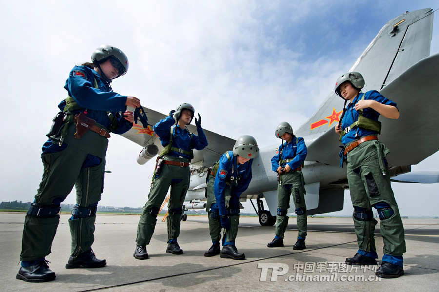 中國空軍首批雙學士殲擊機女飛行員步入戰位