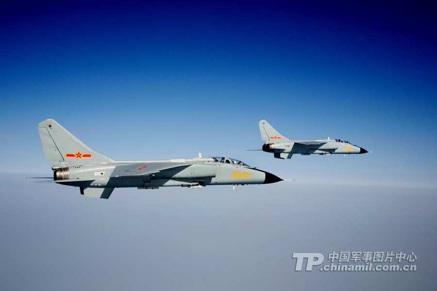 中國空軍首批雙學士殲擊機女飛行員步入戰位