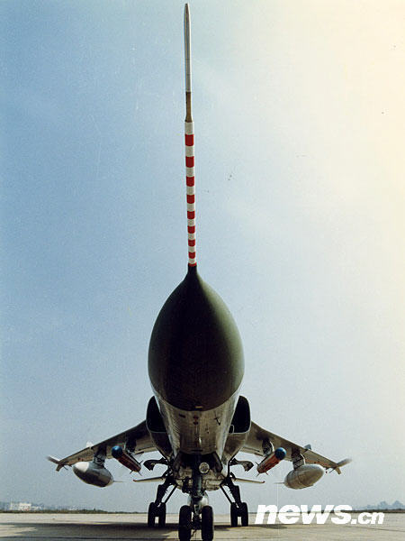 中國空軍首批雙學(xué)士殲擊機女飛行員步入戰(zhàn)位