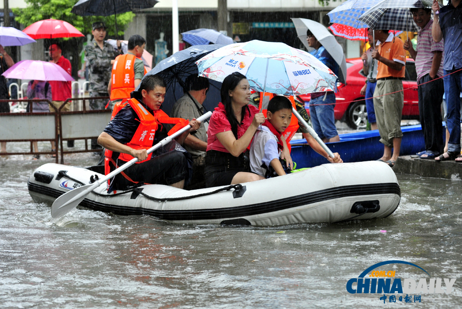 中國(guó)日?qǐng)?bào)聚焦全國(guó)各地頻現(xiàn)暴雨