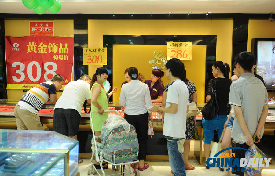 安徽阜陽：黃金低價(jià)引市民搶購 金店被搶購一空