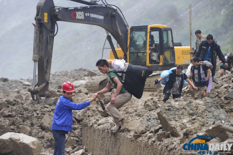 汶川映秀道路再次發生塌方 村民徒步避險