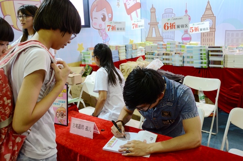 廣州暑期首場(chǎng)動(dòng)漫展人氣爆棚 cosplay玩轉(zhuǎn)不停