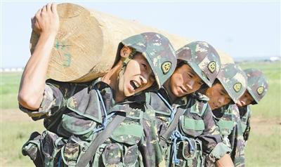 中國(guó)特戰(zhàn)精英比武不給調(diào)整時(shí)間 “槍王”遺憾脫靶