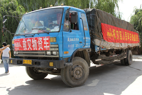情系災(zāi)區(qū)，“西部人”葵花食用油裝車起運(yùn)