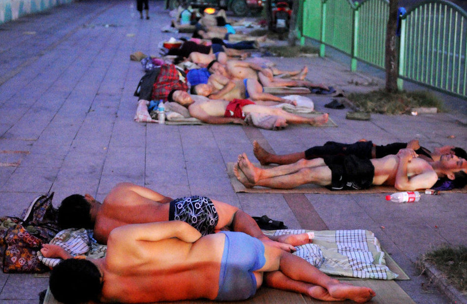 浙江義烏持續35℃以上高溫 大批民工露宿街頭