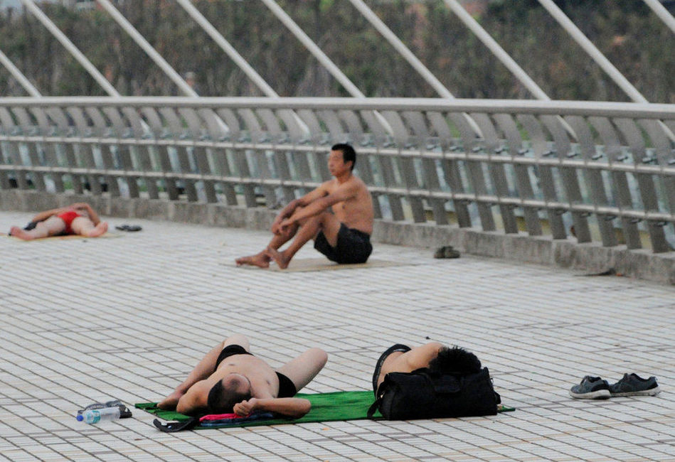 浙江義烏持續35℃以上高溫 大批民工露宿街頭