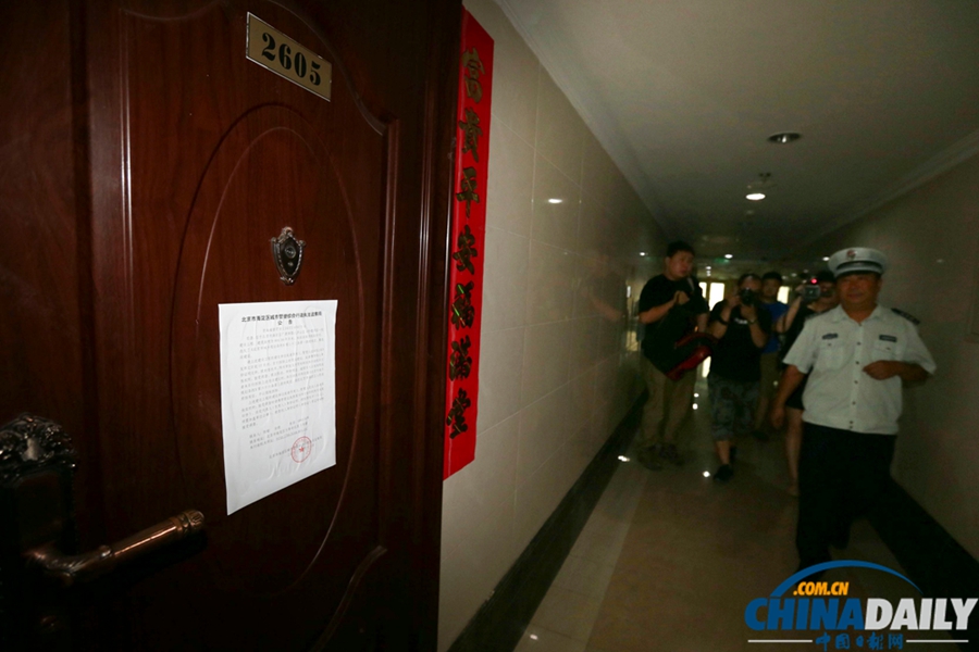 北京“樓頂違章別墅”續(xù)：城管貼自拆告示 媒體市民齊圍觀