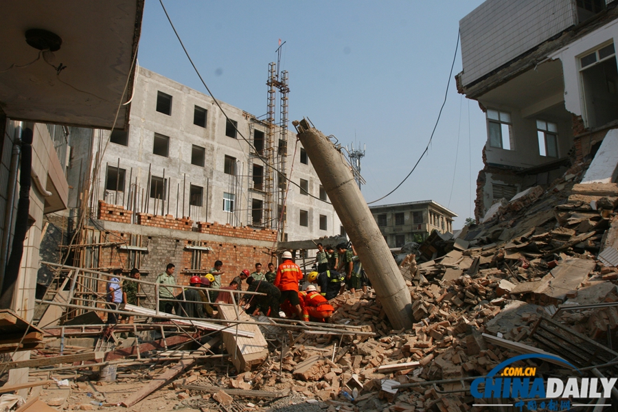 河南開封發(fā)生建筑工地坍塌 四名民工被壓埋獲救