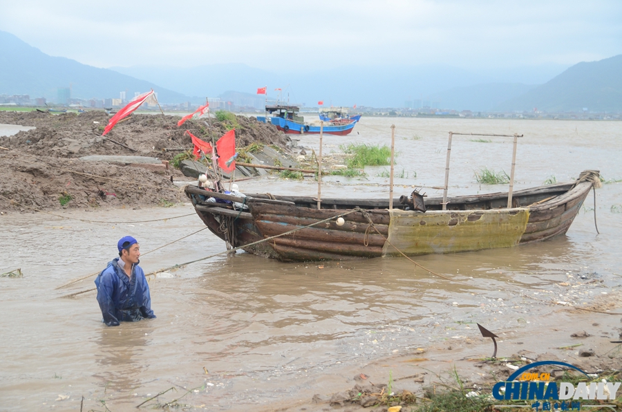 福建寧德：臺風(fēng)“潭美”過后忙自救