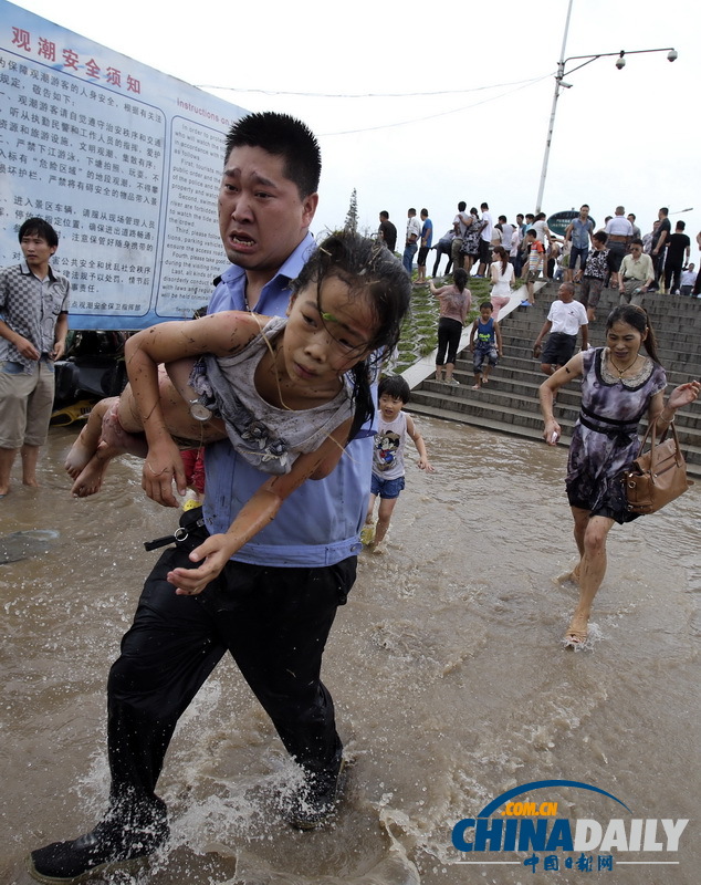 浙江海寧大潮沖下護堤