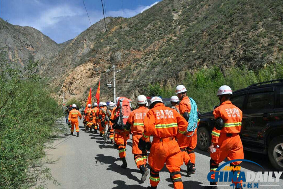 高清：川滇交界發(fā)生5.1級地震 迪慶消防官兵徒步挺進災區(qū)救援