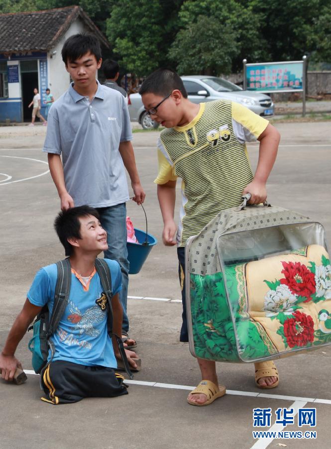 無腿少年“走”進新學校