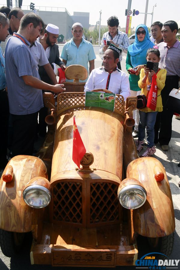 市民進(jìn)入亞歐博覽會(huì)展館參觀