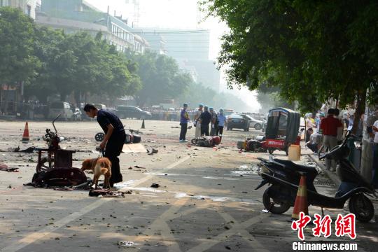 桂林校園門(mén)口發(fā)生爆炸致2死17傷 學(xué)校已停課(組圖)