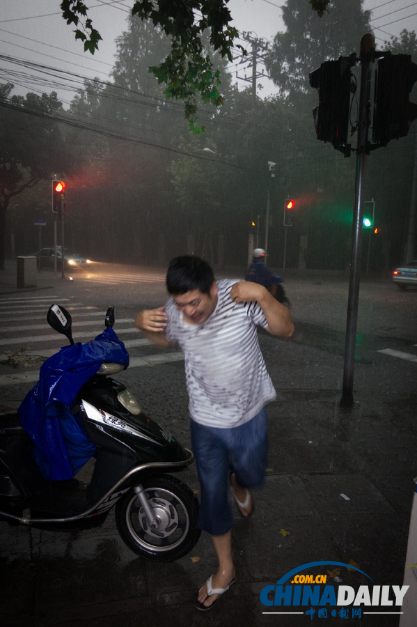 滬發布3年來首個暴雨紅色預警 浦東雨量達120mm