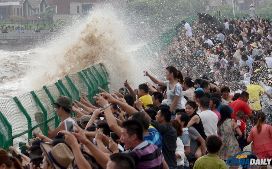 58萬人海寧觀錢塘江大潮