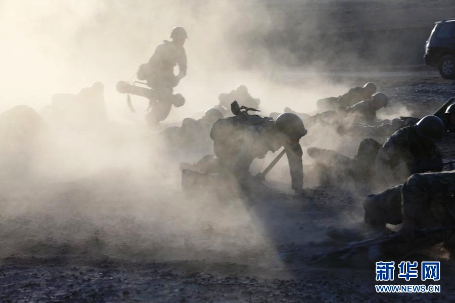 直擊解放軍萬人千車陸空協(xié)同高原大對(duì)抗