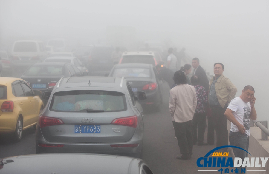 榮烏高速山東省濰坊段因大霧發(fā)生車(chē)禍