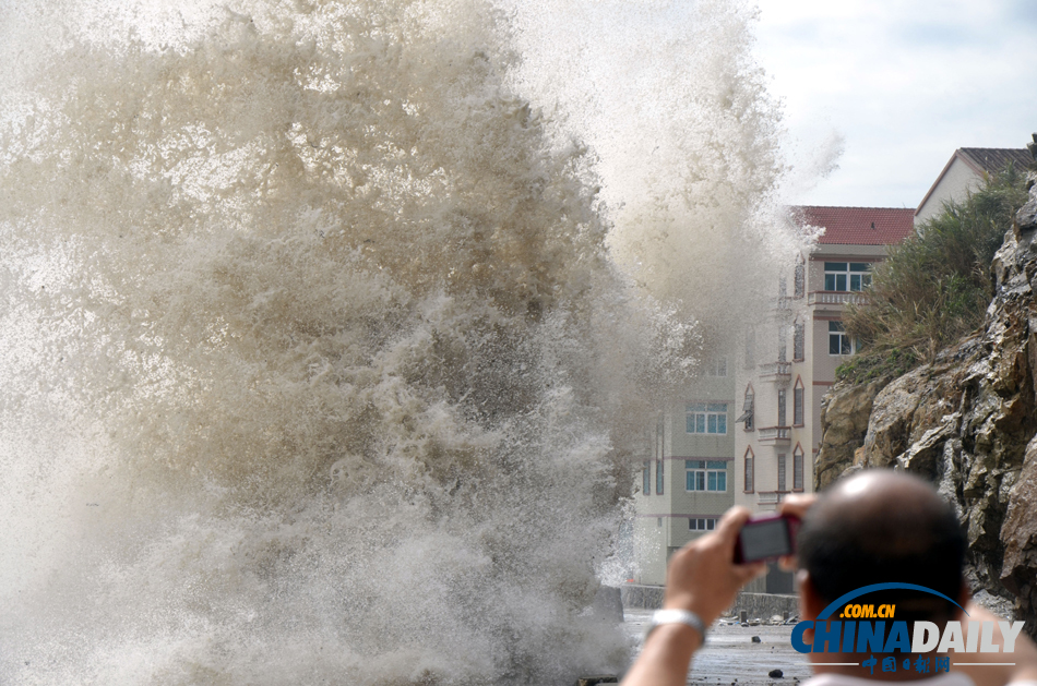 受強臺風“丹娜絲”影響 浙江沿海再掀巨浪