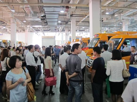 2013年湖南教育裝備暨校車展示會(huì)在長(zhǎng)沙舉行