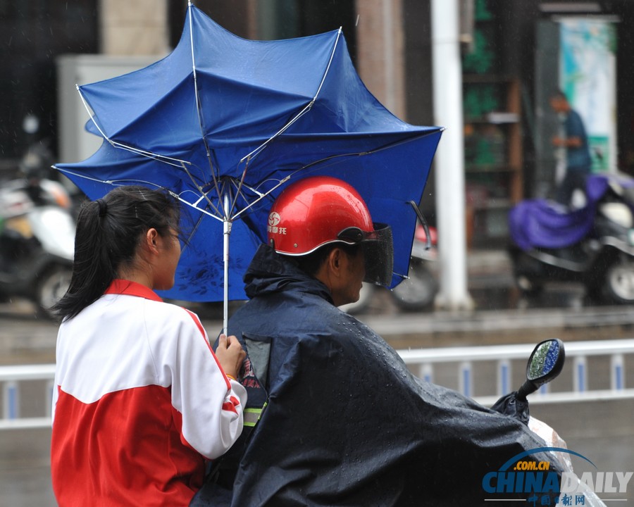 臺(tái)風(fēng)“百合”逼近海南 瓊海市民躲雨避風(fēng)各有高招