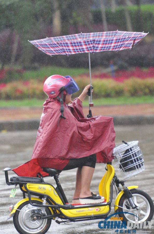 臺風“百合”逼近海南 瓊海市民躲雨避風各有高招