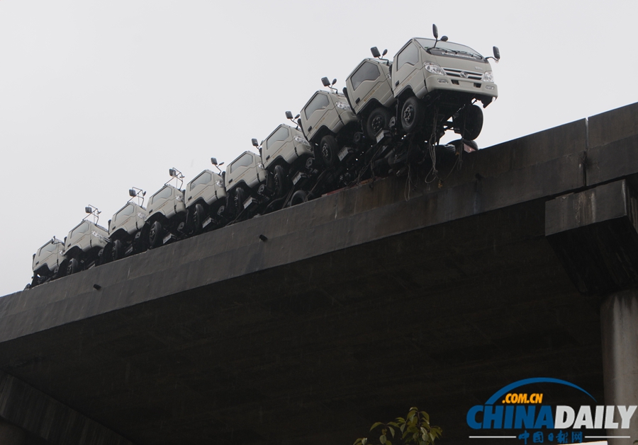 貴州掛車失足“折了腰” 大橋上演驚險大片