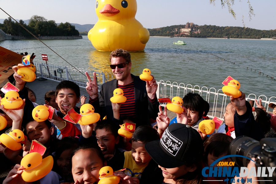 霍夫曼成龍攜萬人告別大黃鴨