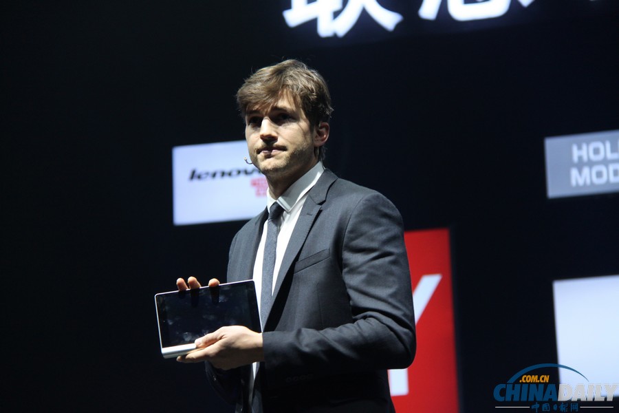 “喬布斯”庫徹亮相聯想新品發布會 跪地受聘