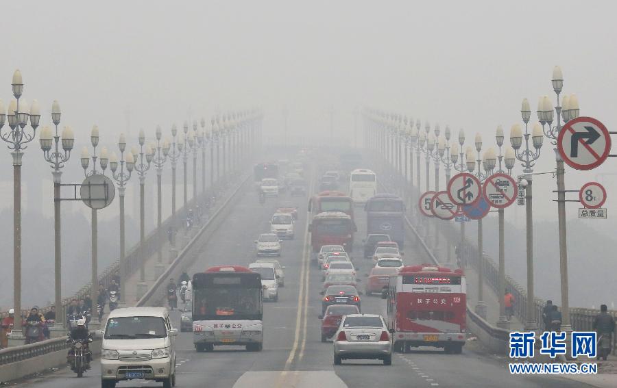 全國多地遭遇霧霾 大明湖成“白紙”一張