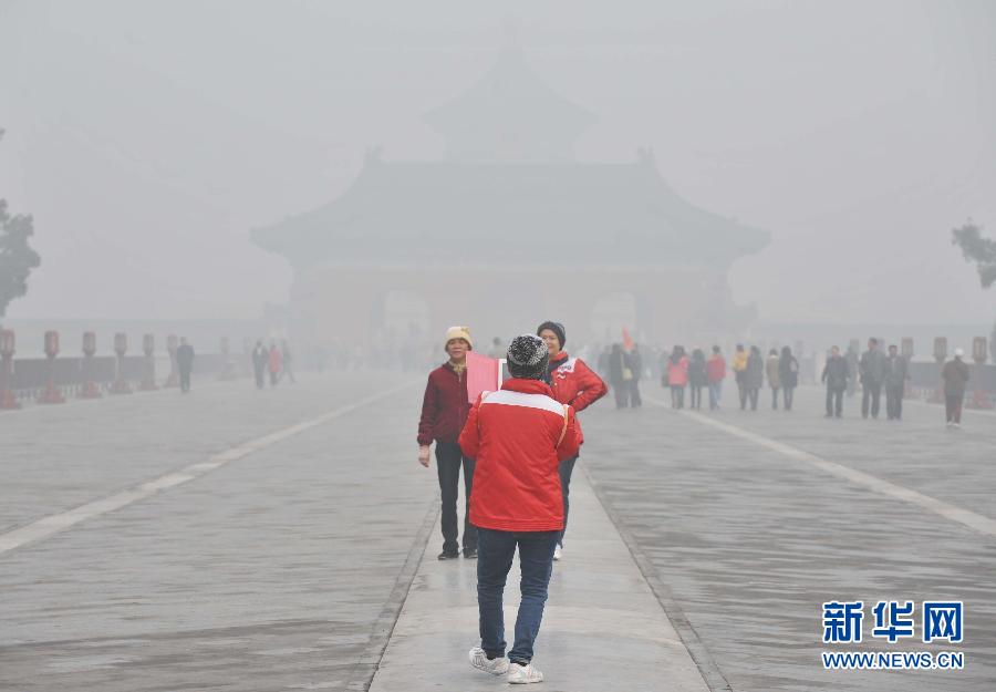 全國多地遭遇霧霾 大明湖成“白紙”一張