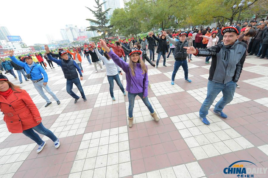 蘭州男子光棍節(jié)“快閃”求婚成功