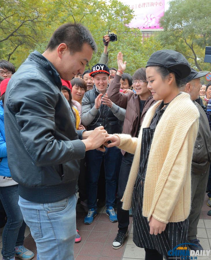 蘭州男子光棍節(jié)“快閃”求婚成功