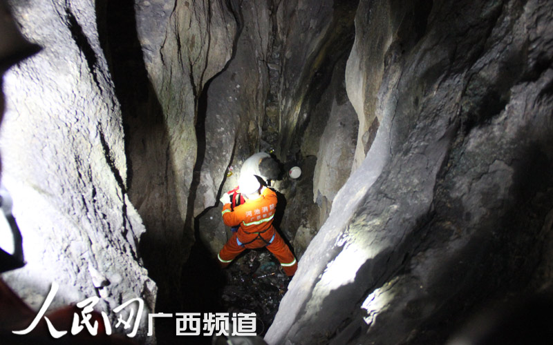 廣西男子墜深洞9天吃垃圾求生