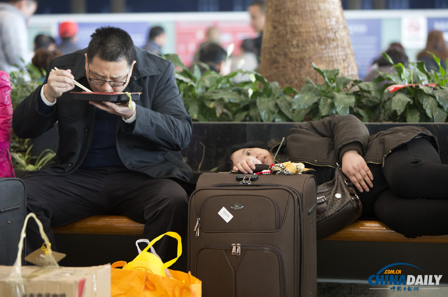昆明機場一名因大雪滯留旅客暈倒 緊急送醫救治