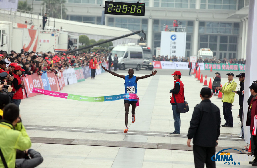 萬人齊跑廈門馬拉松 一選手沖刺抽筋被攙扶