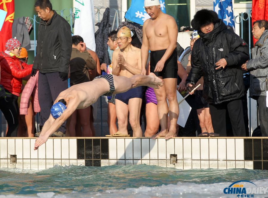 北京市第35屆冬泳大會在通州舉行 500多名冬泳愛好者冰水里暢游