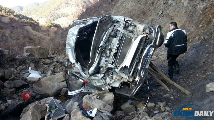 云南一微型面包車(chē)墜入深溝 12人全部死亡