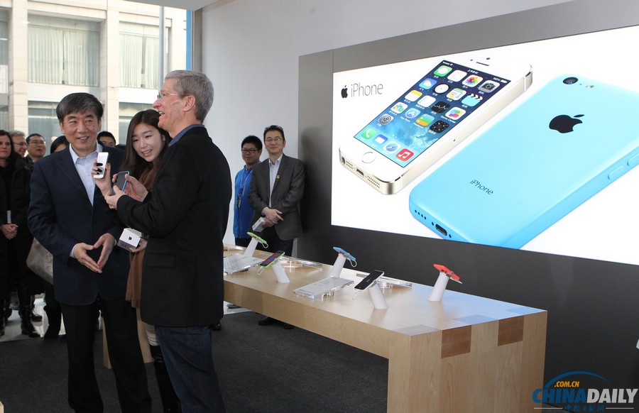 移動4G版iPhone開賣 “果粉”獲贈庫克簽名