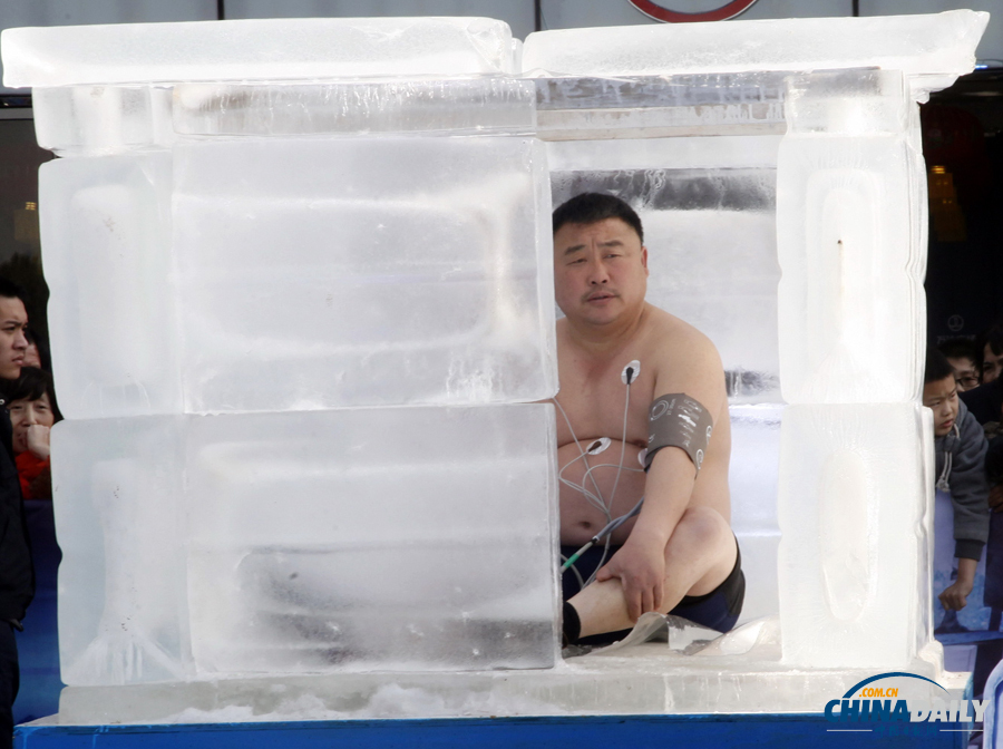 長(zhǎng)沙舉辦“冰封活人48小時(shí)” 挑戰(zhàn)人類耐寒極限