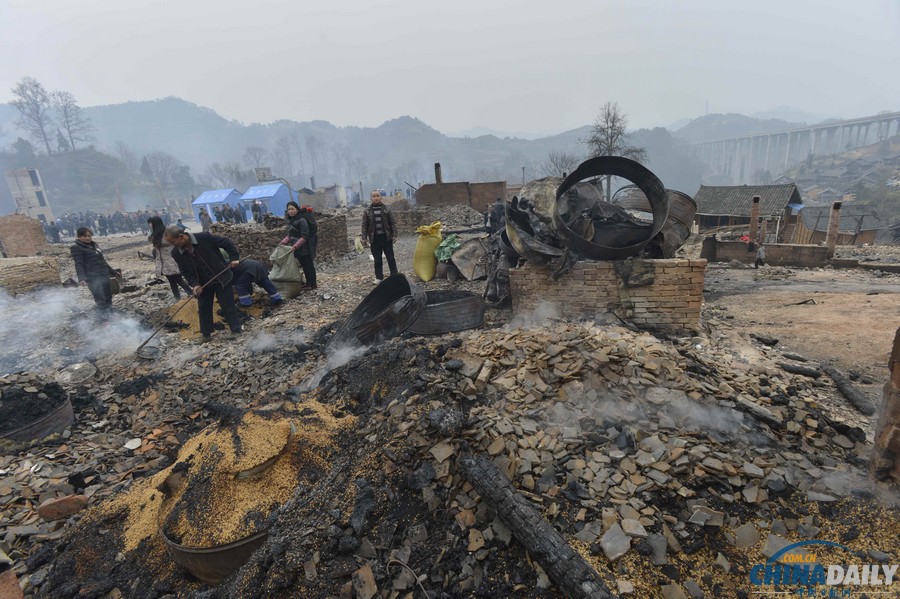 貴州鎮遠縣報京侗寨火災燒千房 災民清理廢墟
